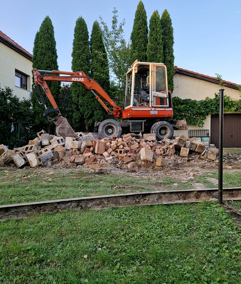 koparka stojąca na gruzie